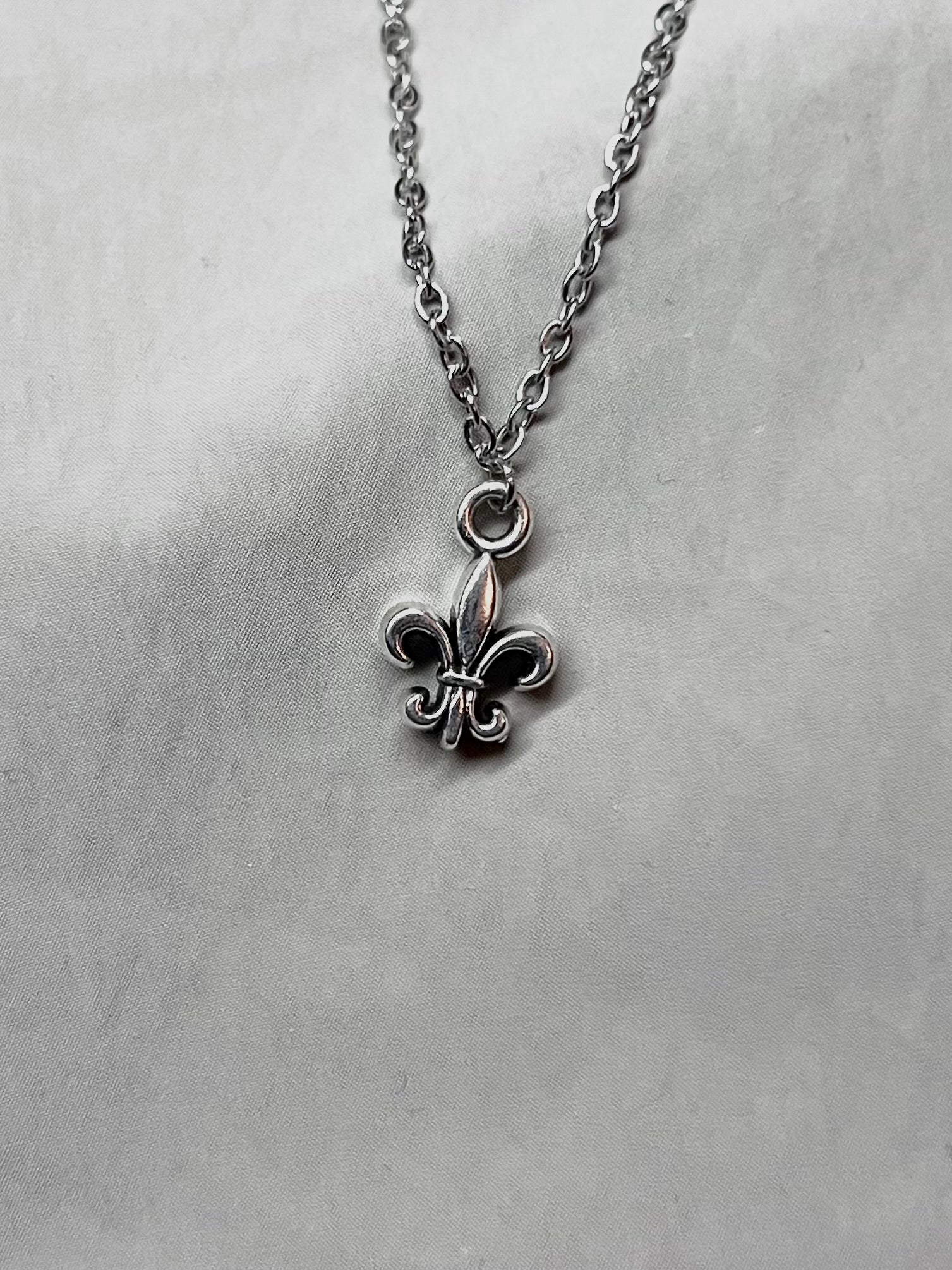 Silver Fleur Minimal - Caelis Cole